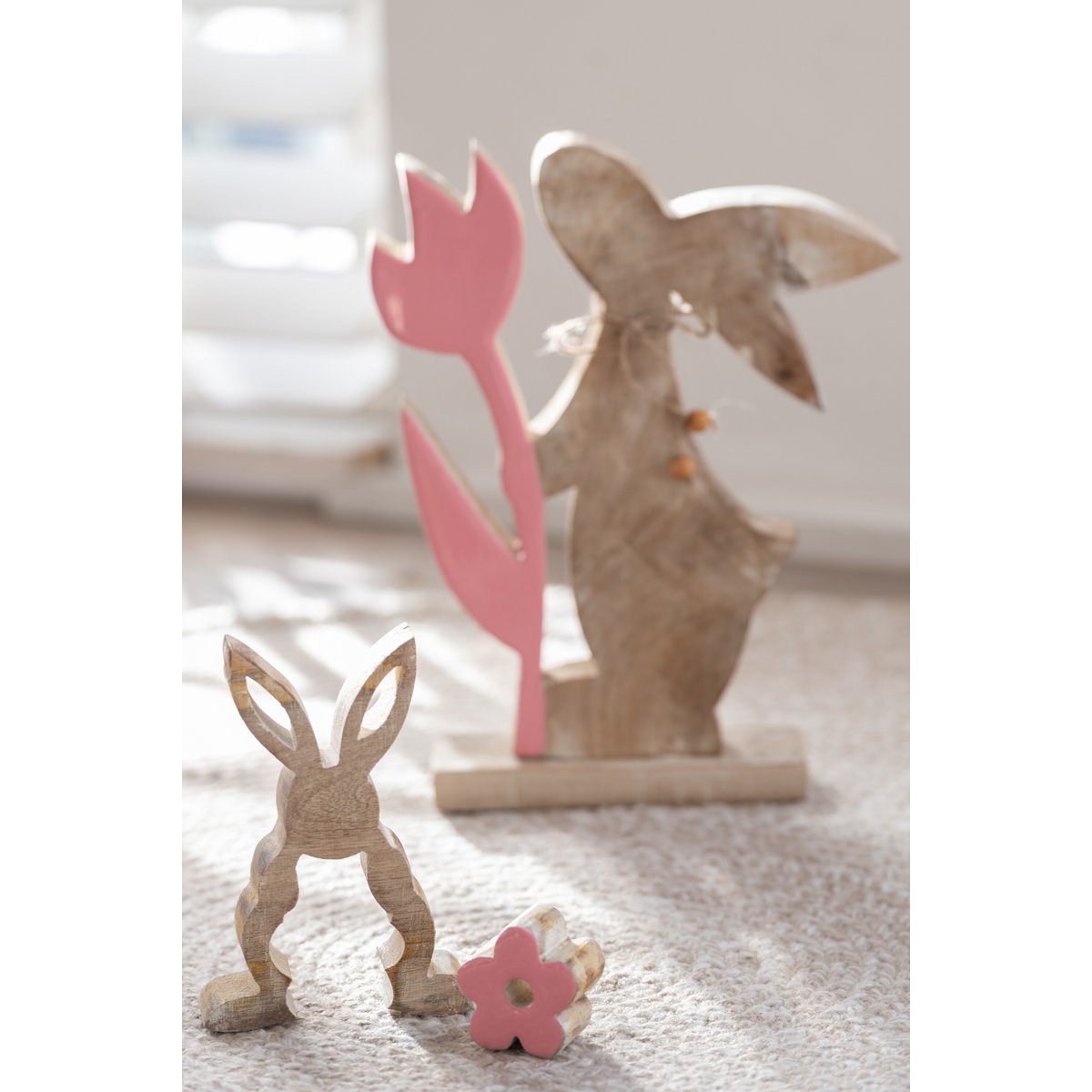 Figurine Lapin en bois rose avec détail de fleur, vue latérale