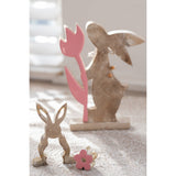 Figurine Lapin en bois rose avec détail de fleur, vue latérale