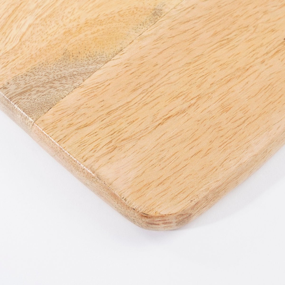 Planche à découper Duko en bois de manguier sur une table avec des collations