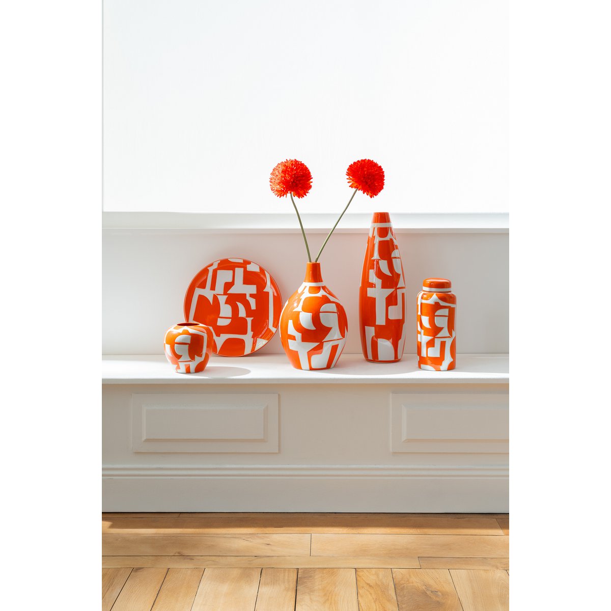 Chrysanthème artificiel orange dans un décor bohème