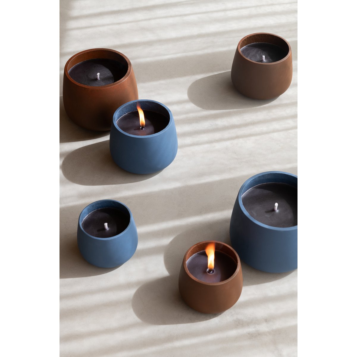 Mise en scène de la bougie J-Line avec accessoires de table