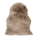 Tapis en fausse peau d'agneau marron clair, texture douce et moelleuse