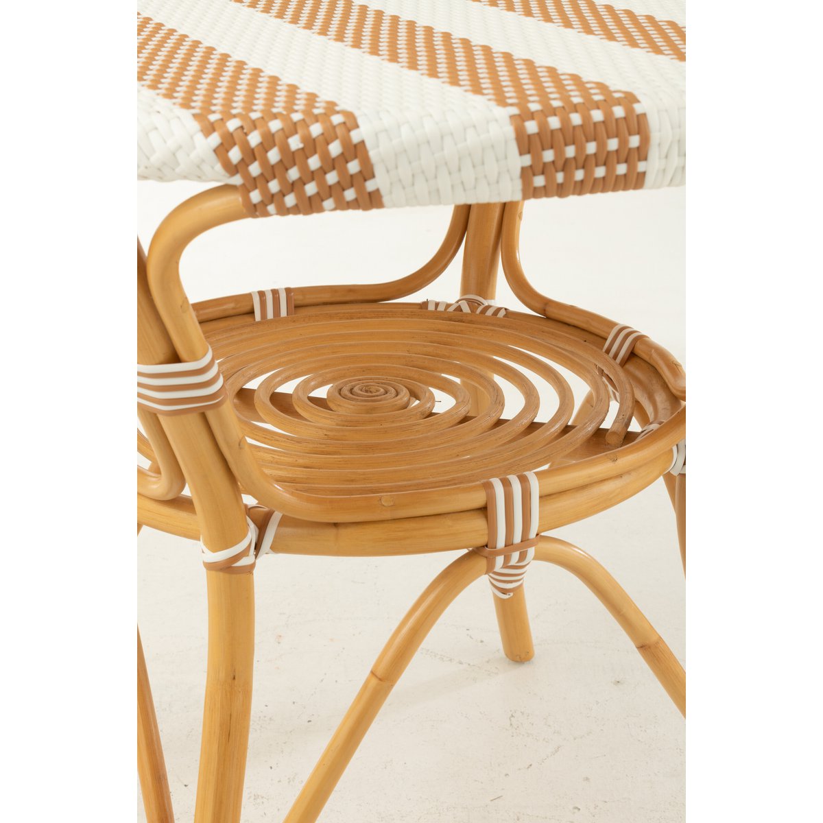Table Live J-Line avec accessoires de décoration, mise en scène
