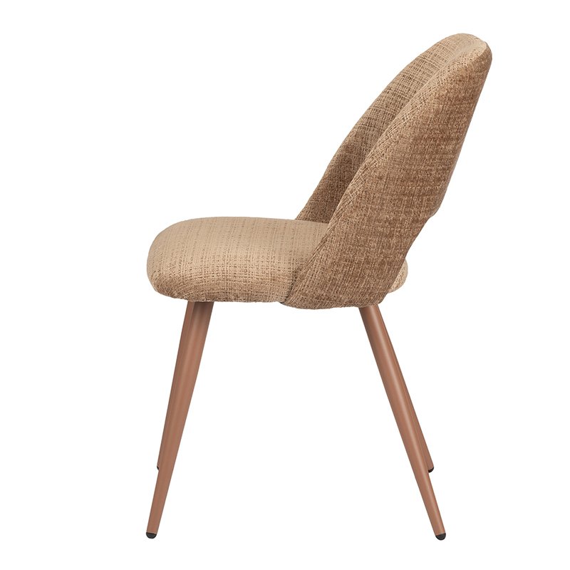 Chaise d'arc caramel dans un intérieur chic