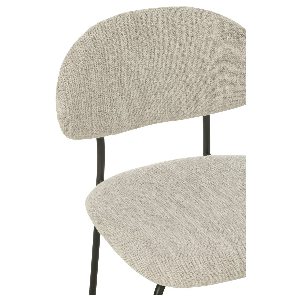 Chaise J-Line beige avec une ambiance chaleureuse dans la salle à manger