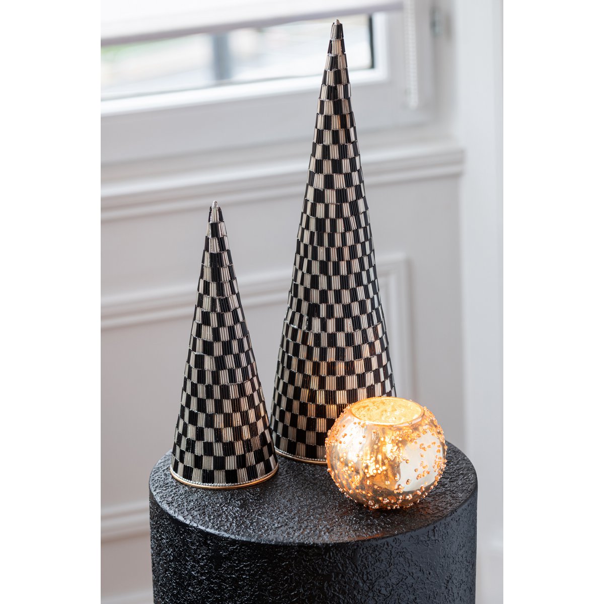 Détail de la guirlande J-Line Cone Beads, métal noir et écru