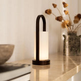 Lampe de table rechargeable en bois marron foncé Evie