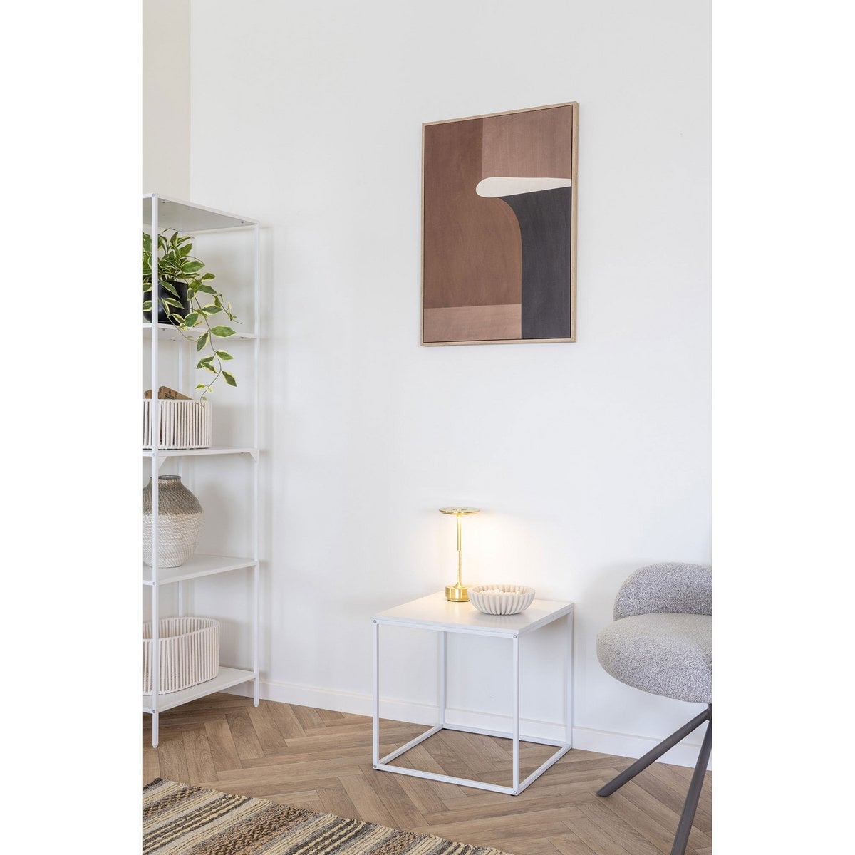 Lampe LED Lyneham sur un bureau minimaliste