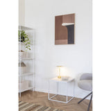 Lampe LED Lyneham sur un bureau minimaliste