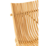 Chaise J-Line à côté d'une table en bois