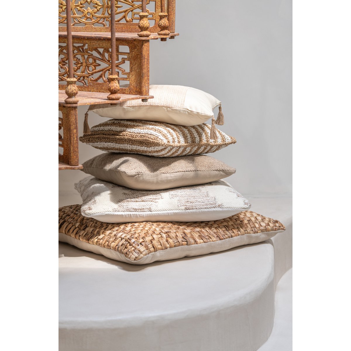 Vue de côté du coussin J-Line Square montrant sa texture élégante