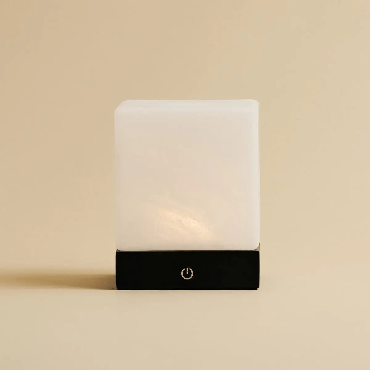 Lampe Yce en bois sans fil noire, design élégant et moderne