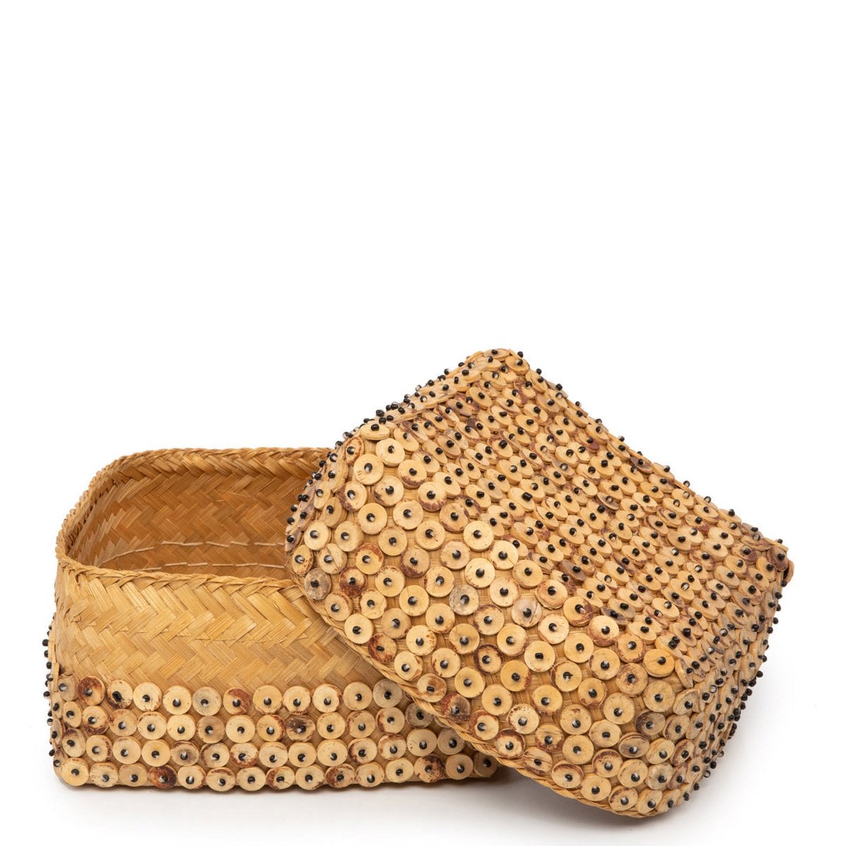 Panier en coque de coco avec des accessoires