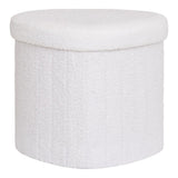 Pouf Medford blanc avec tissu pelucheux dans un salon moderne