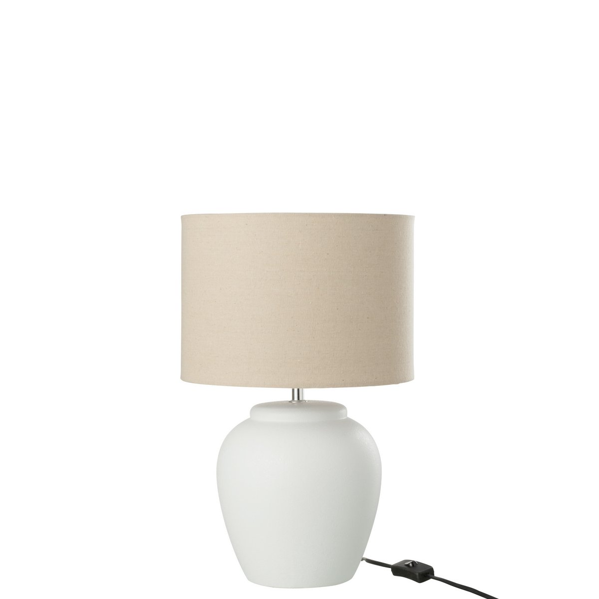 Lampe J-Line Meli + Hood allumée, créant une ambiance chaleureuse