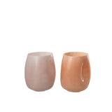 Vase J-Line Bult sur une table, ajoutant une touche de couleur à la décoration.