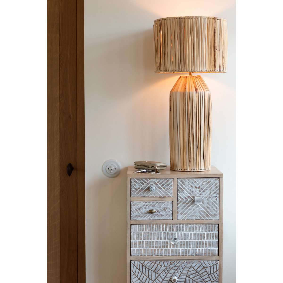 Lampe J-Line Hanna dans un salon moderne