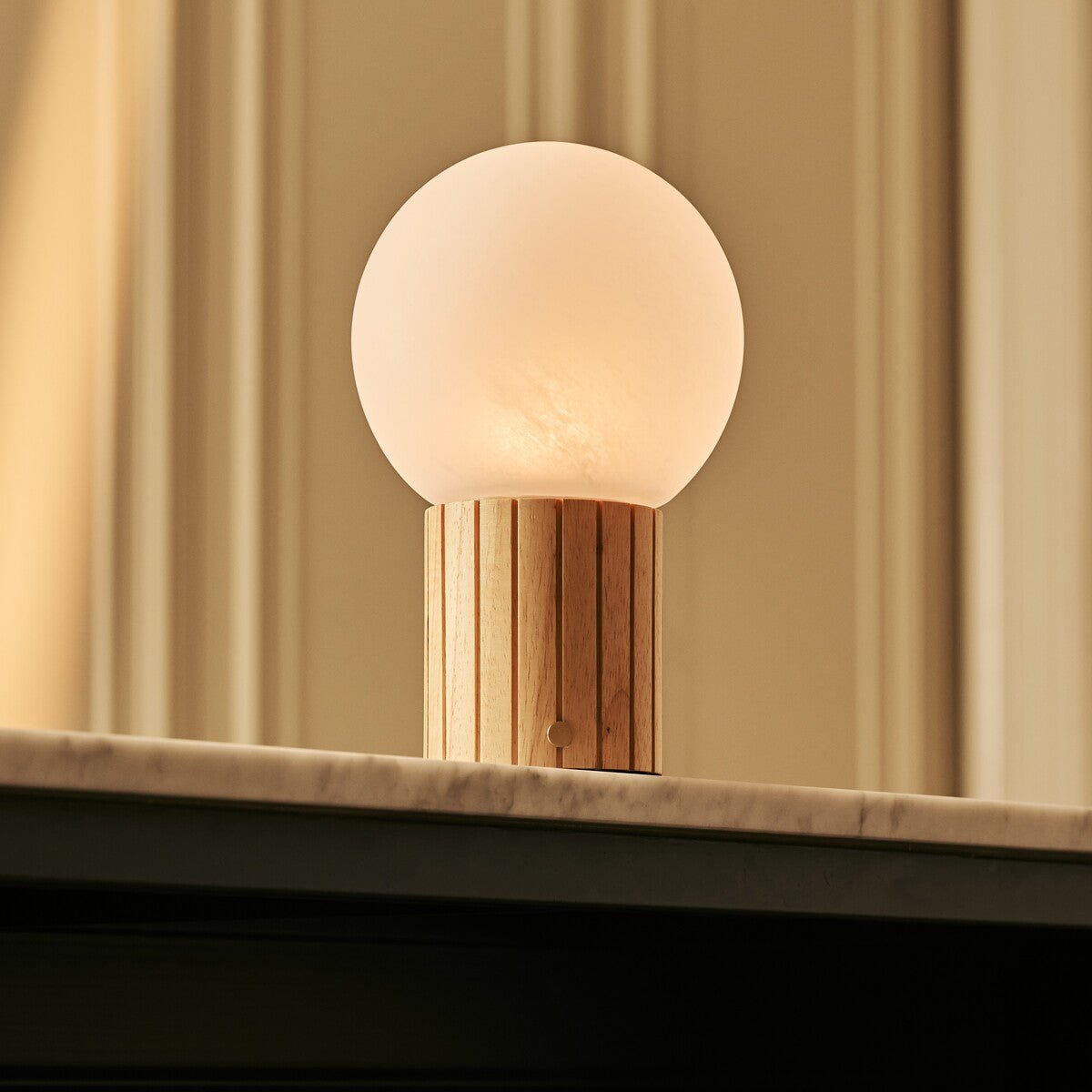 Modes d'éclairage de la lampe de table Nadine en ambiance chaleureuse