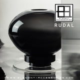 Vase noir RUD30 sur une table en bois