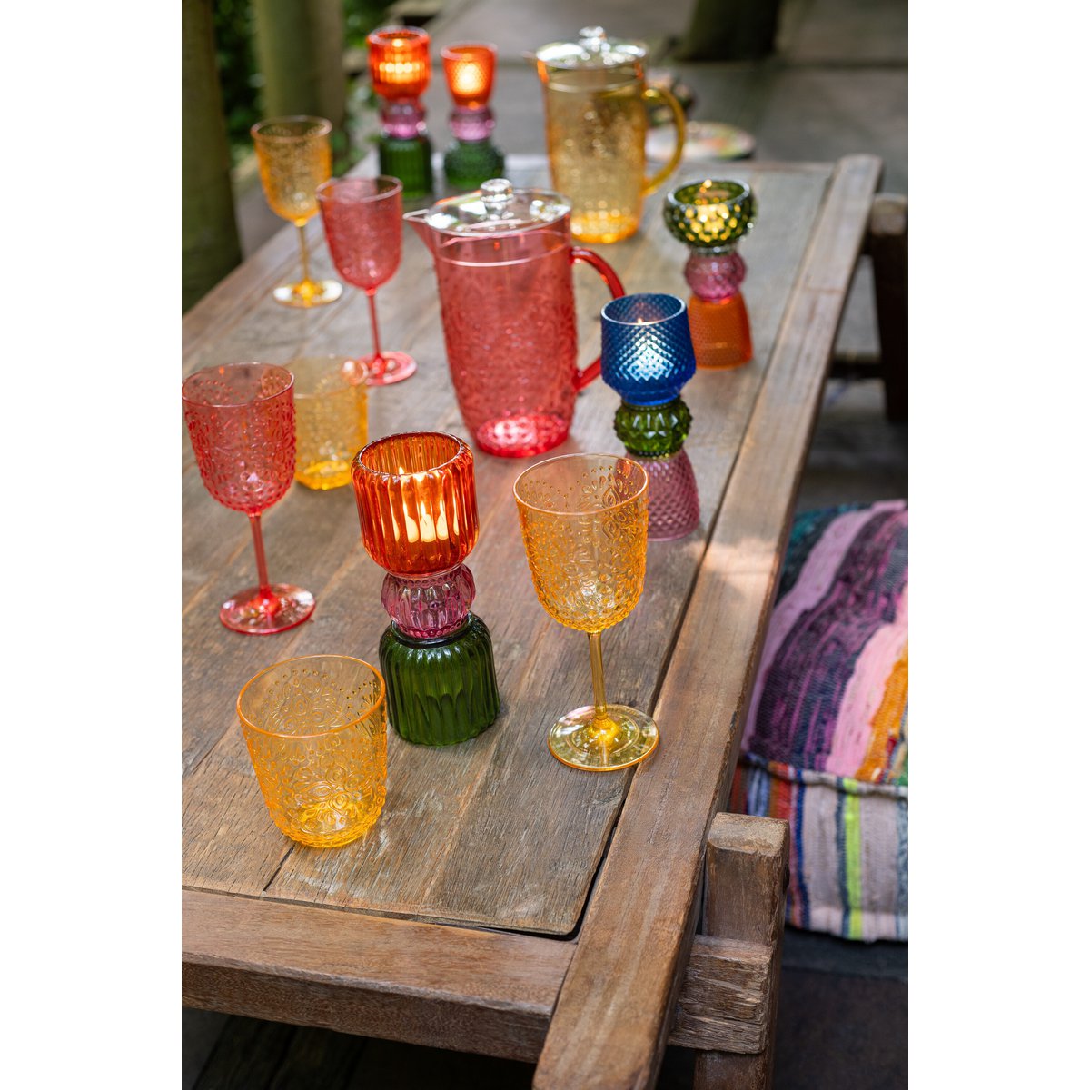 Boîte J-Line ouverte avec 6 verres à vin, ambiance élégante