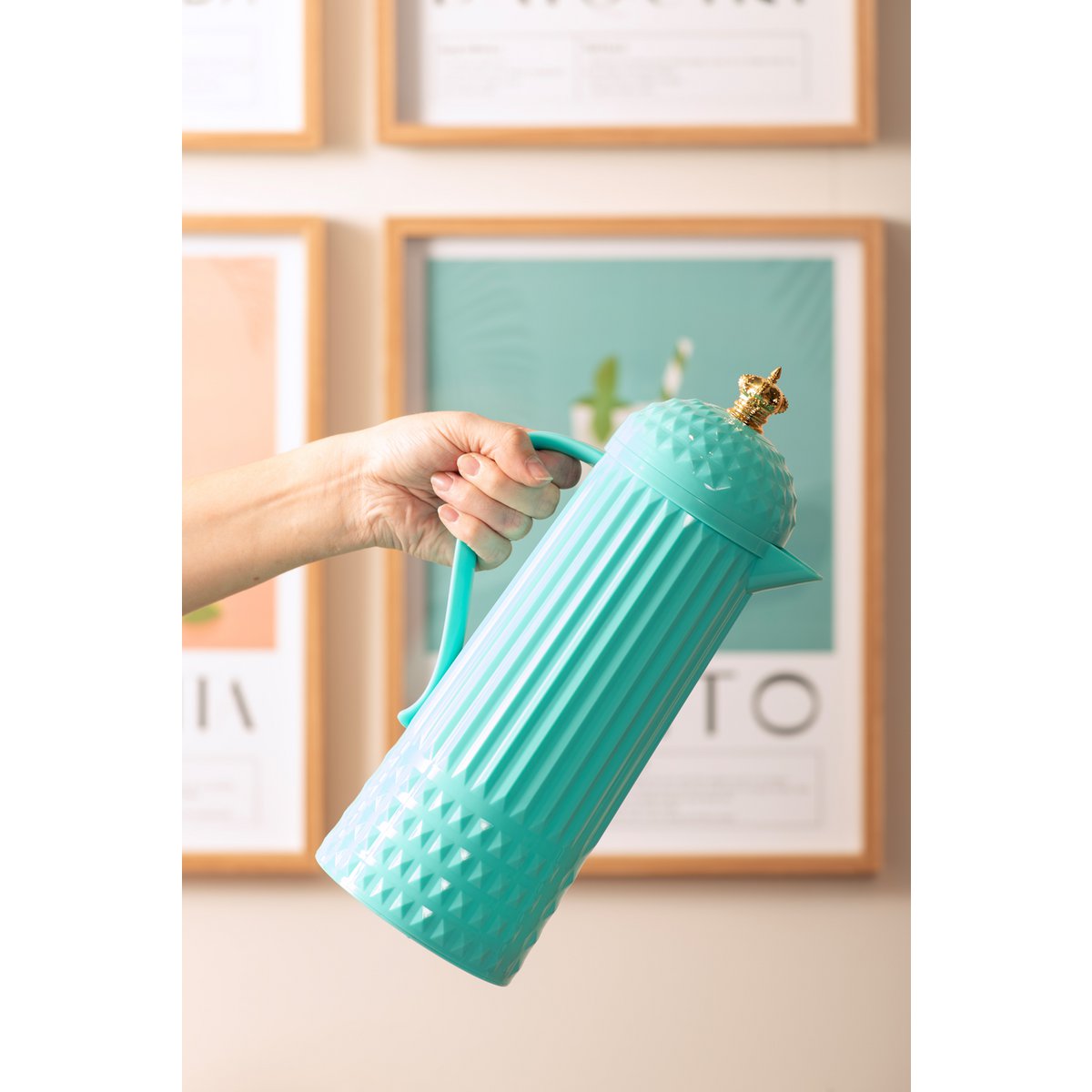 Détail du capuchon couronne dorée du thermos