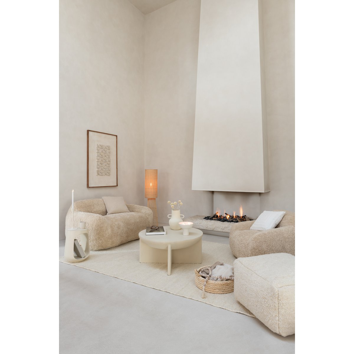Lampe J-Line éclairant une pièce moderne