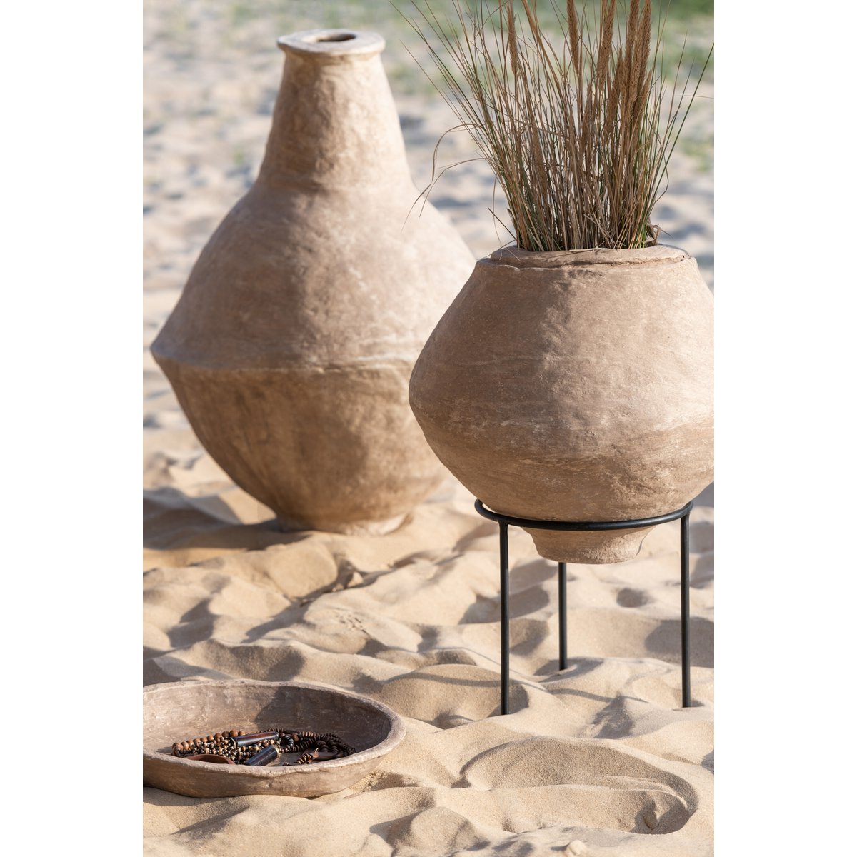 Vase Chad en papier mâché brun, vue de face avec détails de texture