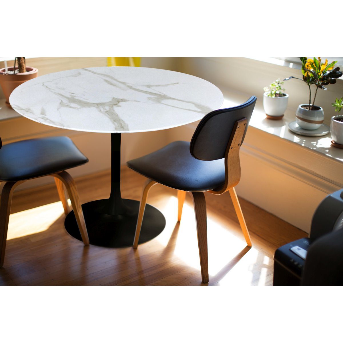 Détail du plateau en verre marbré de la table ronde