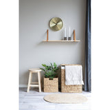 Plaid Cort ivoire/beige drapé sur un canapé dans un salon scandinave