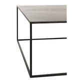 Détail de la finition en métal noir de la table basse J-Line