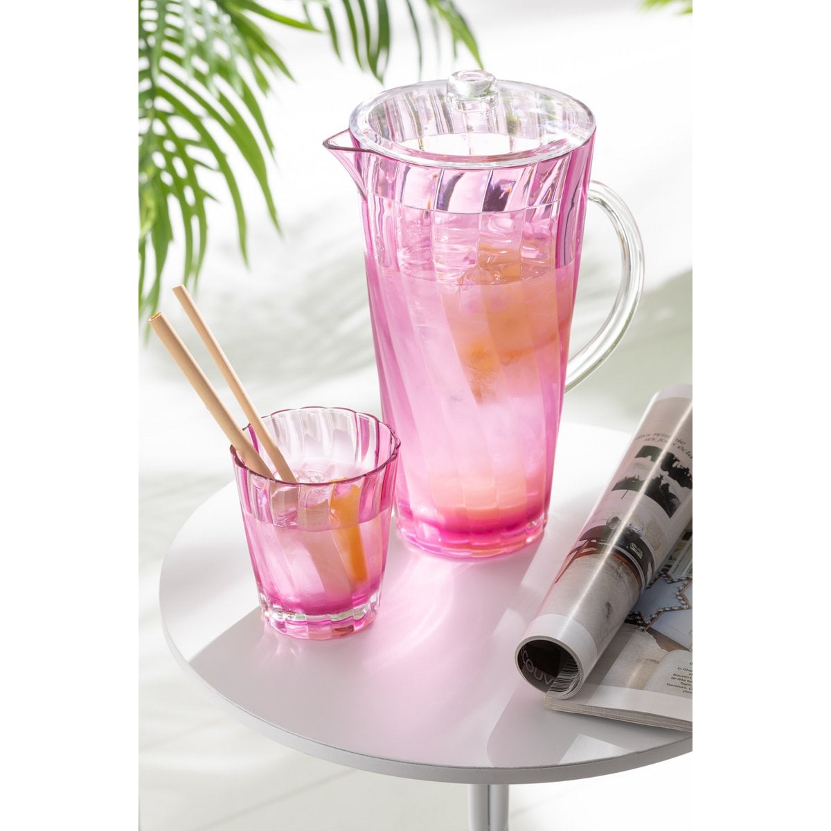 Carafe J-Line Wave en rose sur une table élégante