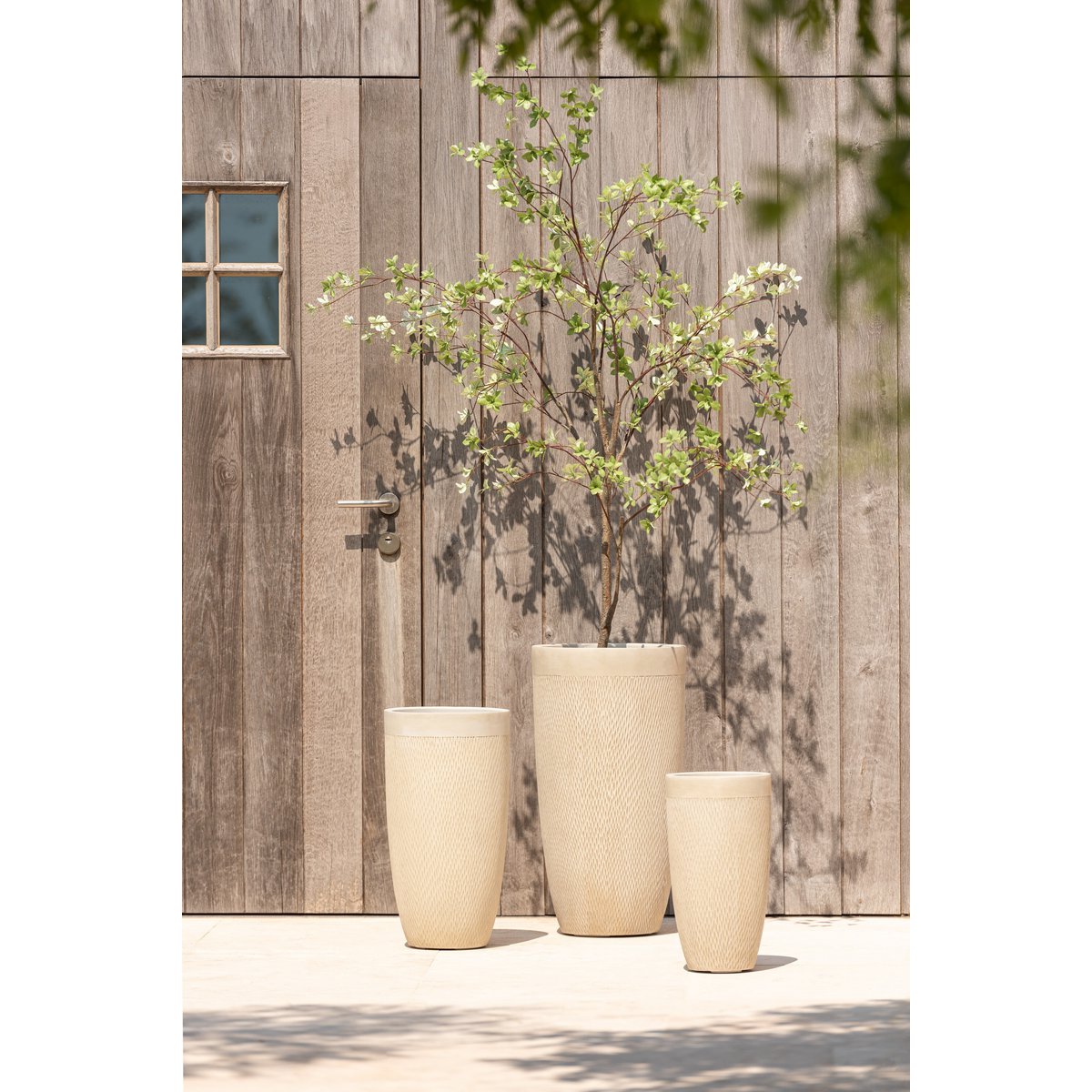 Détail du vase J-Line Round Hoog, texture céramique beige