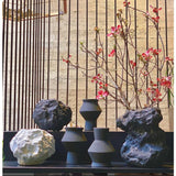 Vase CUZCO en céramique noir mat dans un intérieur moderne