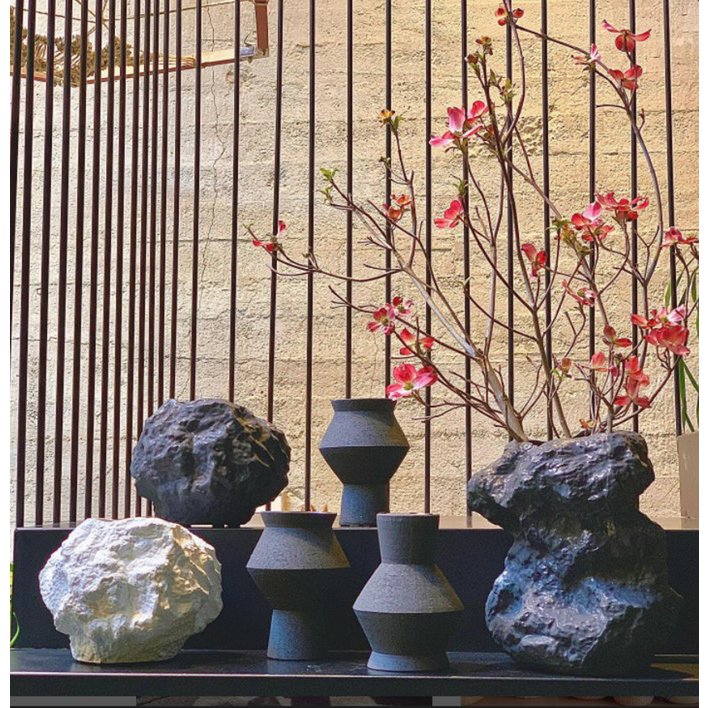 Vase CUZCO en céramique noir mat dans un intérieur moderne