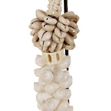 Détail du collier de coquille J63, mettant en avant les coquillages polis
