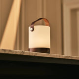 Lampe de table rechargeable en bois marron foncé Avery