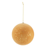 Boule de Noël J-Line Dots décorant un sapin de Noël - ambiance festive