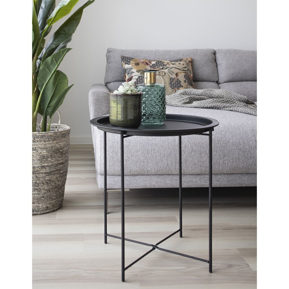 Vue de côté de la table d'appoint Bastia montrant les pieds croisés