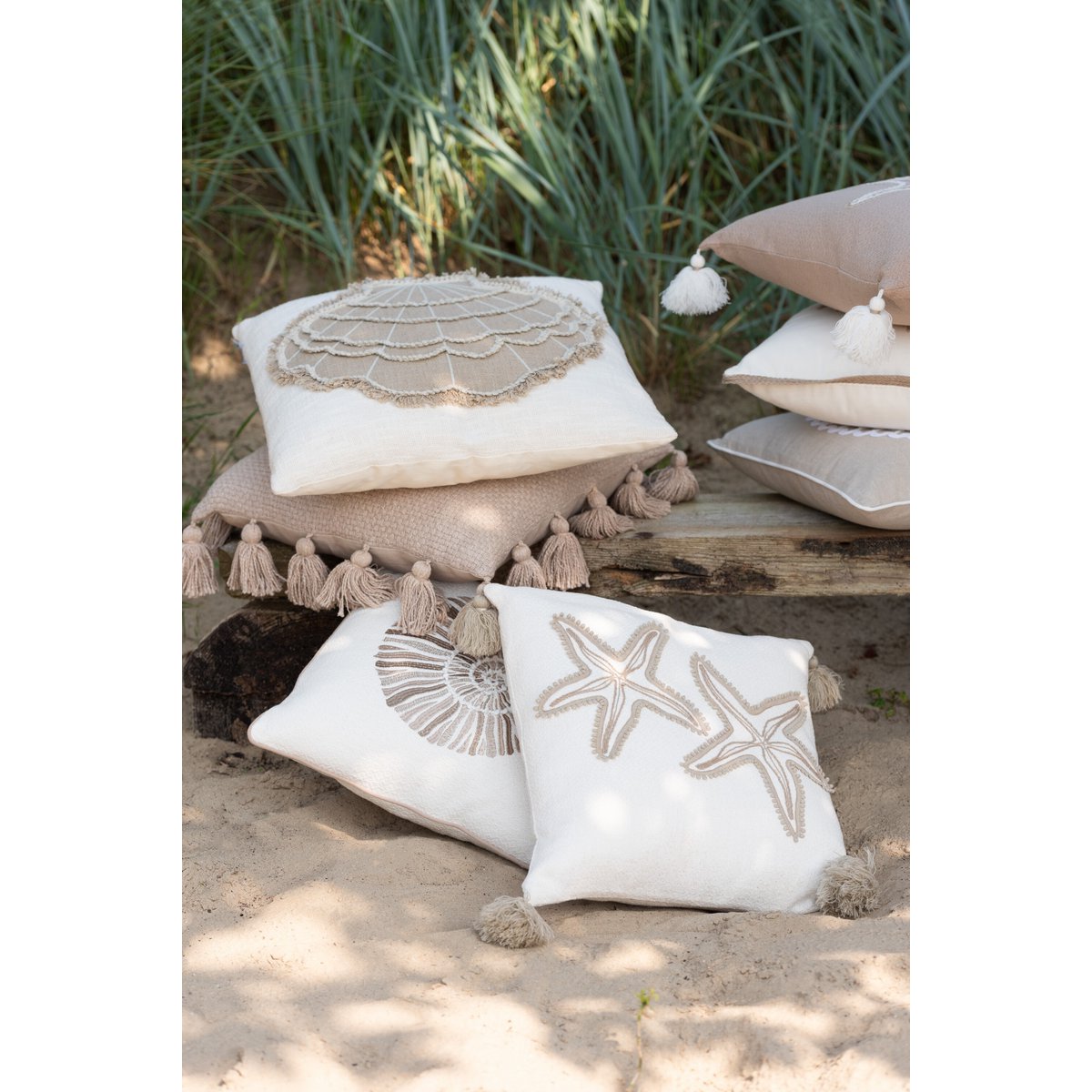 Coussin J-Line Étoile de mer sur un canapé élégant