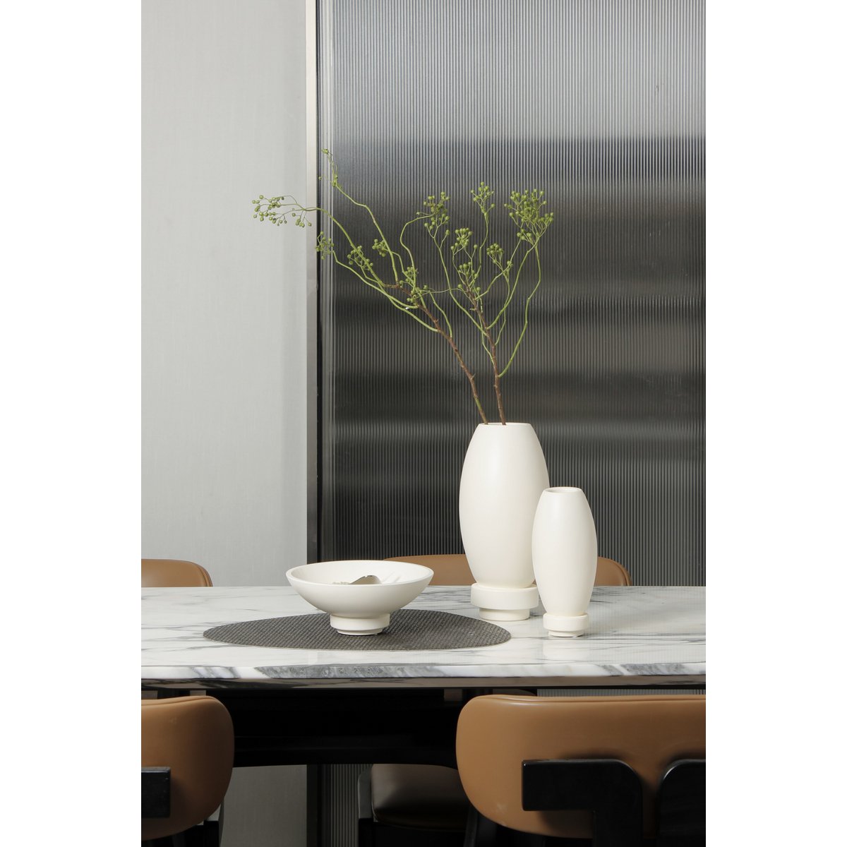 Vase en micro-ciment sur une table, ambiance chic.
