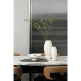 Vase en micro-ciment sur une table, ambiance chic.