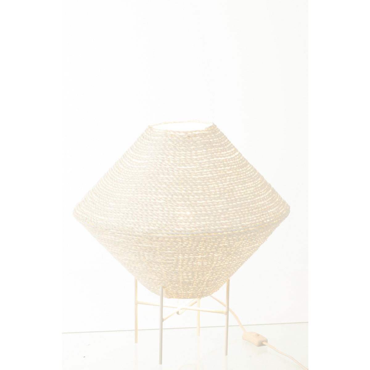 Vue rapprochée du matériau raphia de la lampe