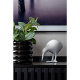 Vue de côté de la statue Oiseau Kiwi en métal blanc