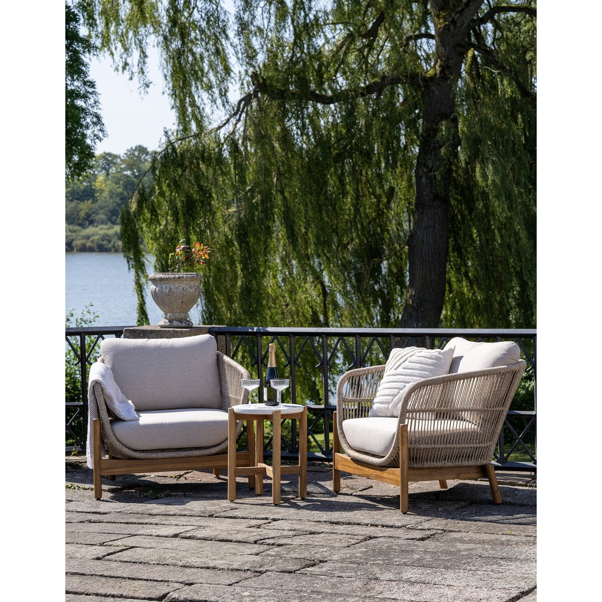Table d'appoint Terracina avec objets décoratifs et livres posés dessus.