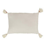 Détail du crochet et pompons du coussin J-Line blanc