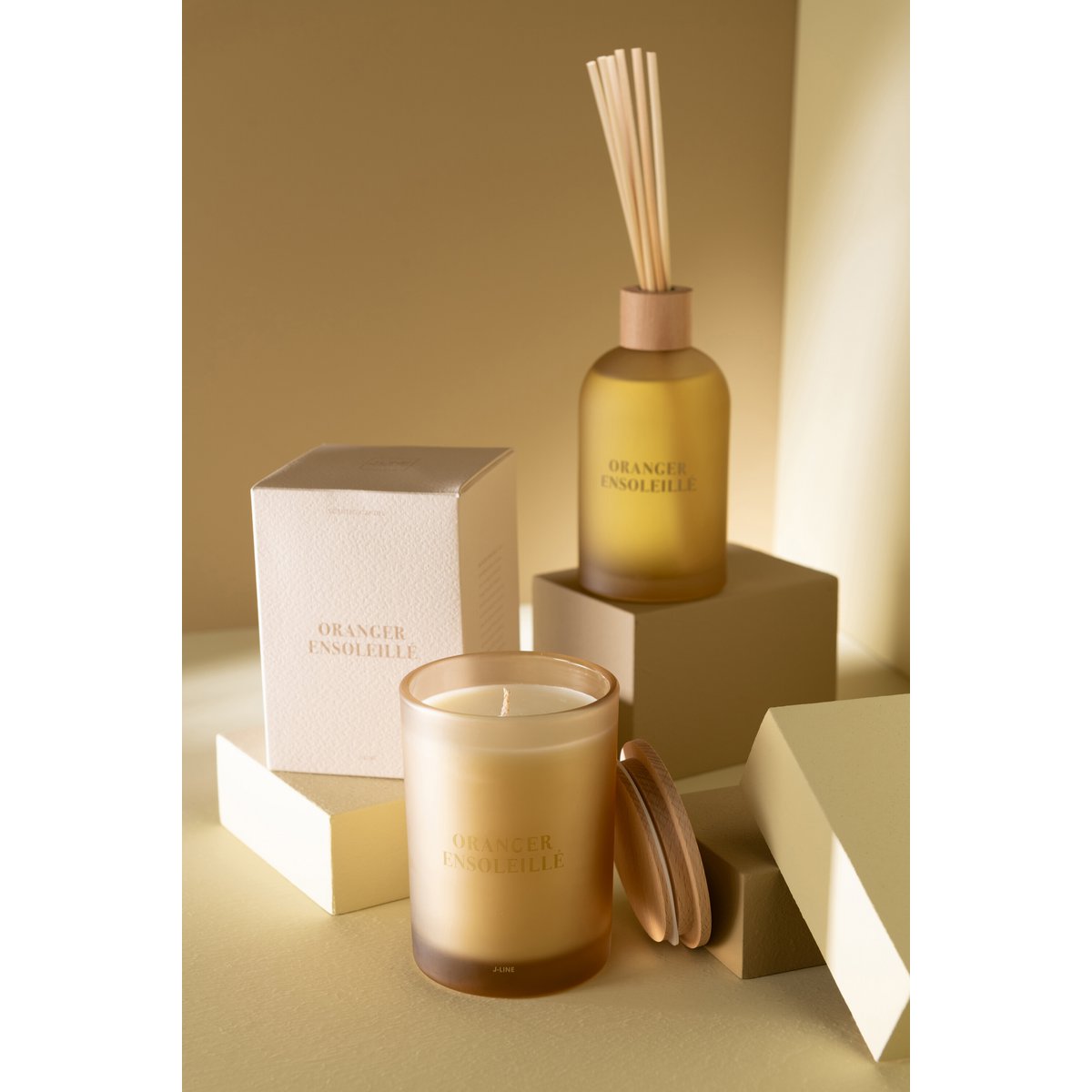Bougie J-Line dans un décor de salon moderne