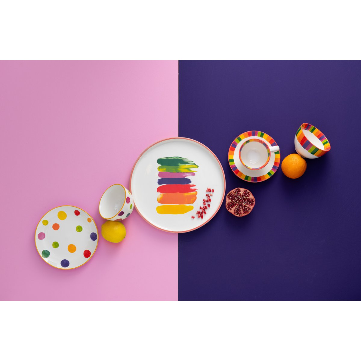 Assiette J-Line Stripe sur une table élégamment dressée
