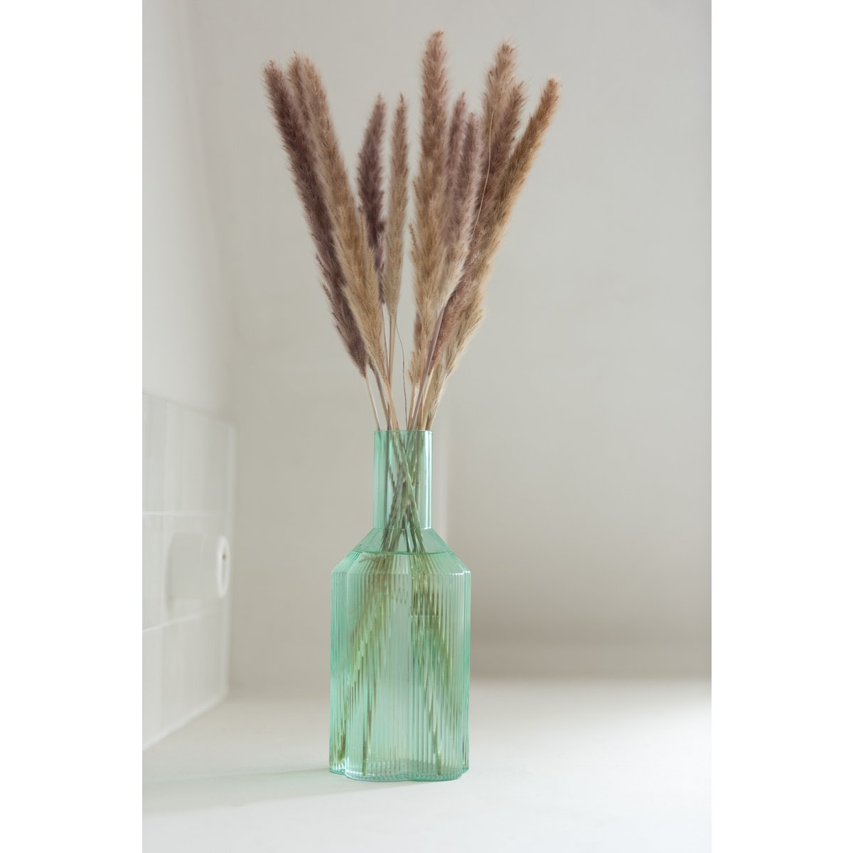 Carafe Fiore J-Line en verre aqua, mise en scène avec des verres