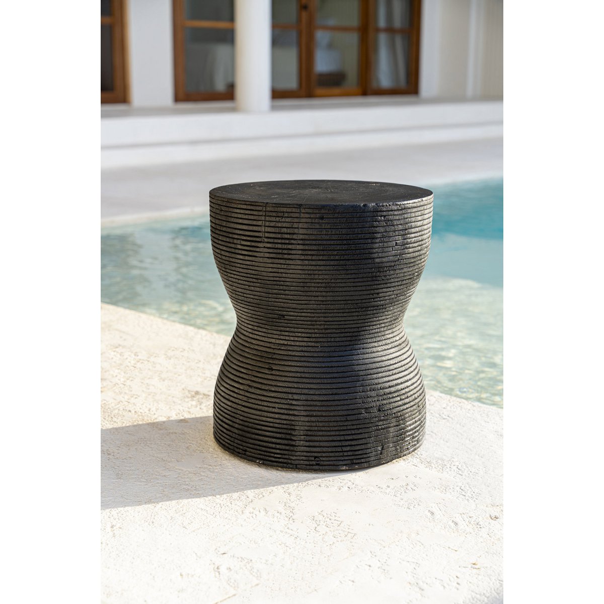 Tabouret Kotoran en bois de suar noir, vue de face