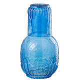 Détail de la carafe J-Line en verre bleu, design raffiné